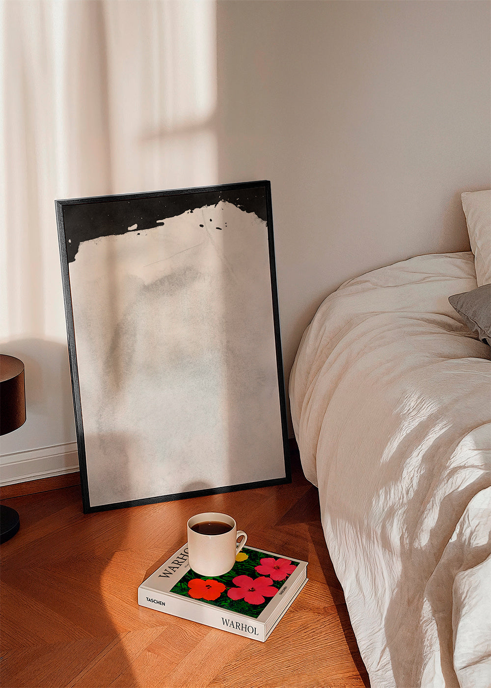 Sort-hvid kunst med minimalistisk vaskestruktur