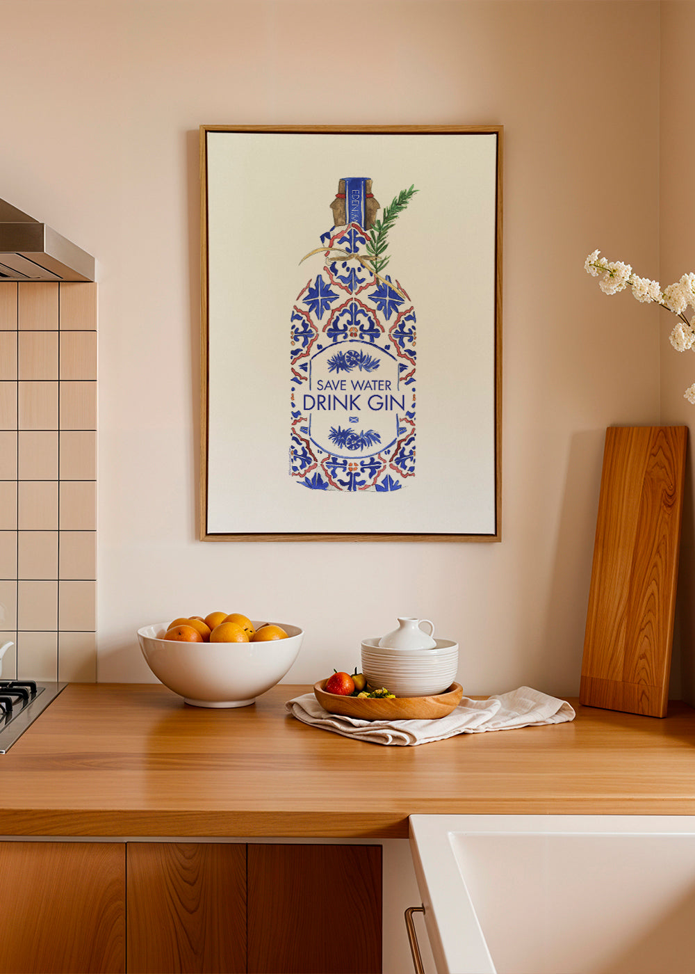 Køkkenkunst: gin-flaske med flisemotiv