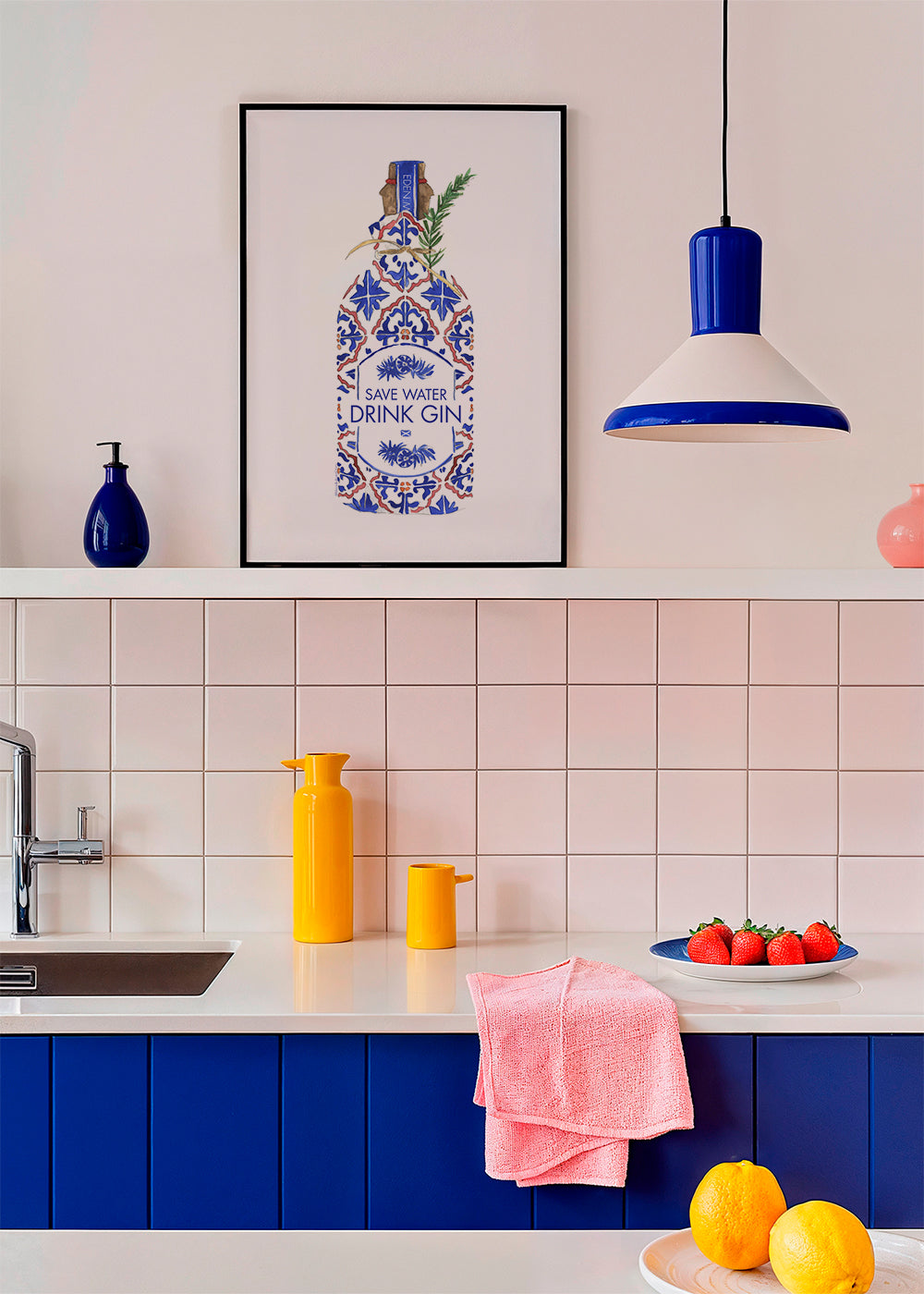Køkkenkunst: gin-flaske med flisemotiv