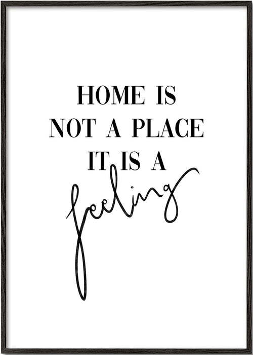 Sort-hvid typografisk citat "Home is a feeling"