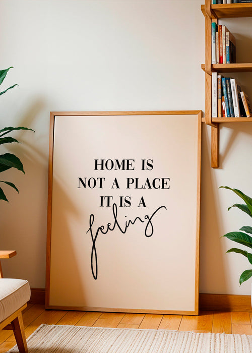 Sort-hvid typografisk citat "Home is a feeling"