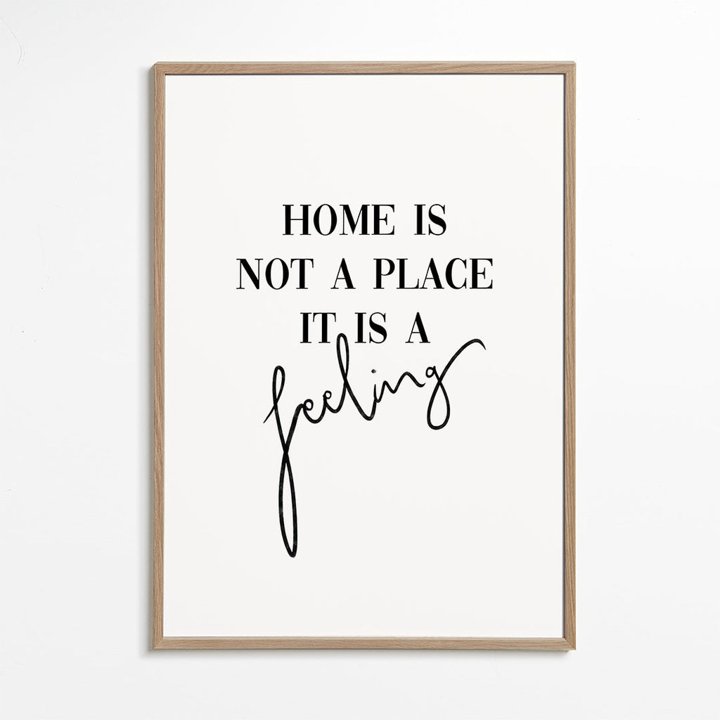 Sort-hvid typografisk citat "Home is a feeling"