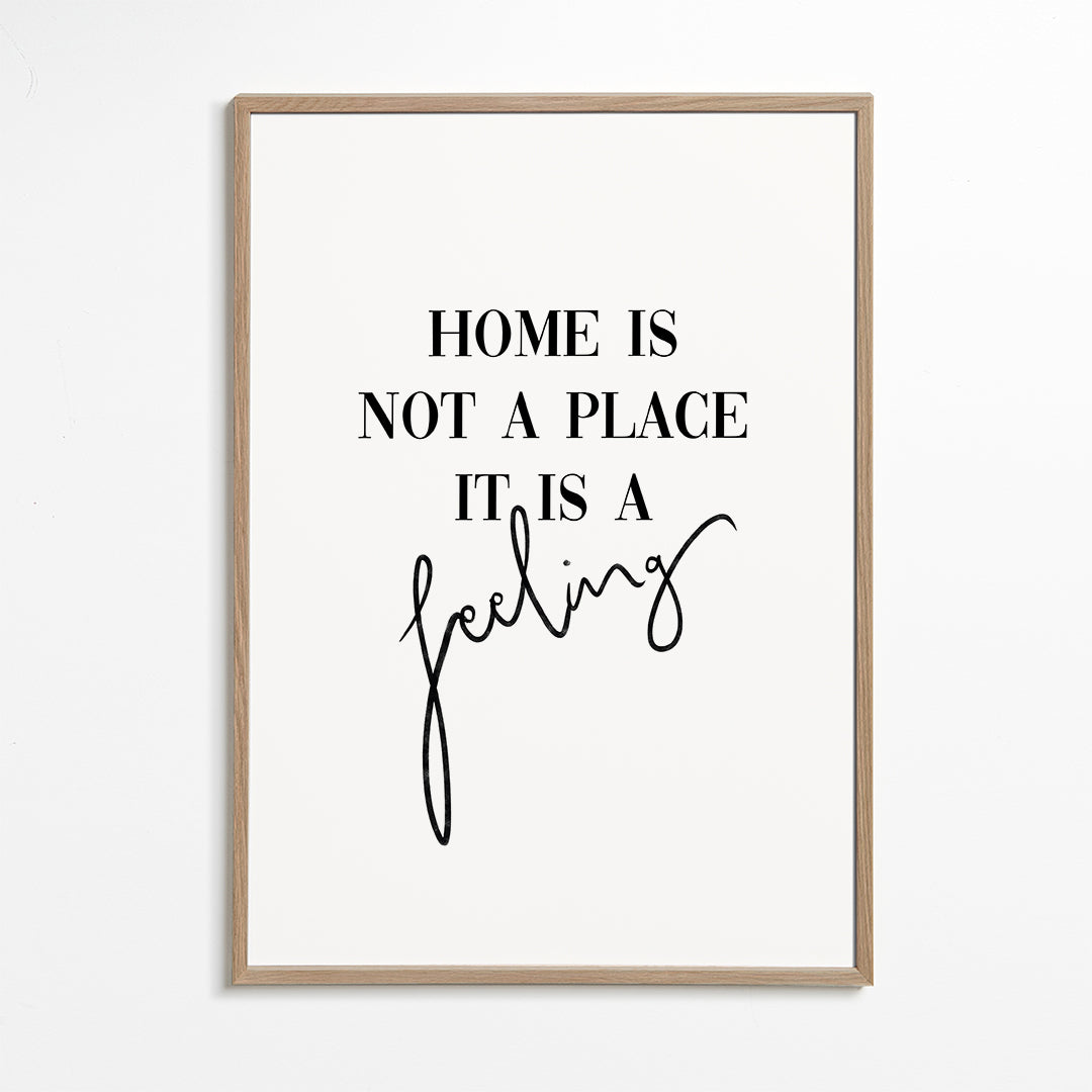 Sort-hvid typografisk citat "Home is a feeling"