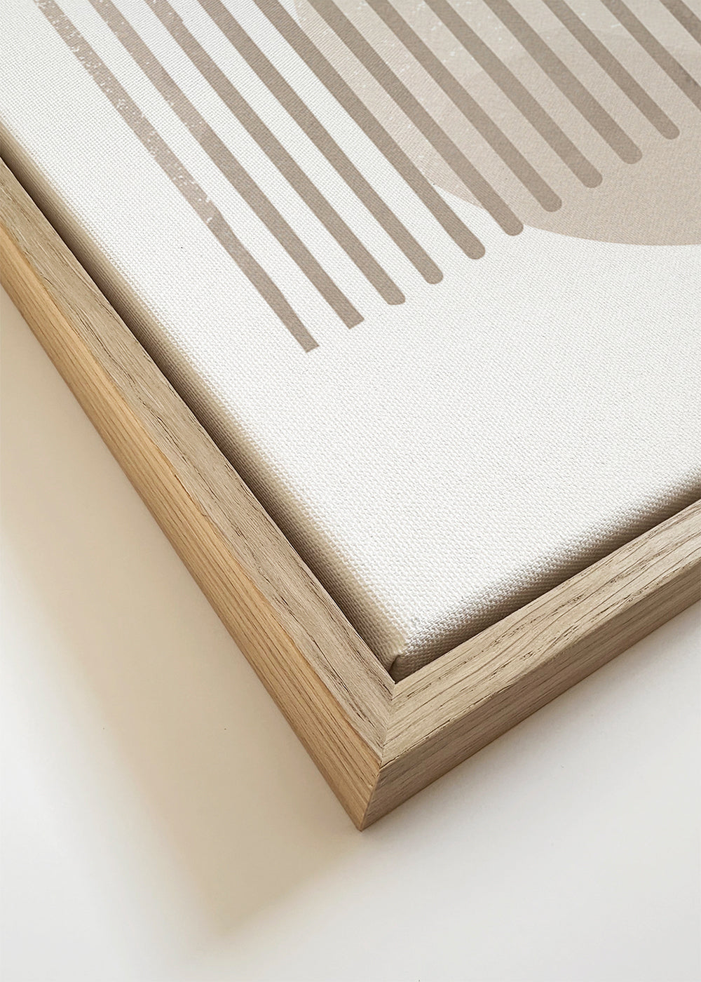 Geometrisk plakat med beige bue og cirkel