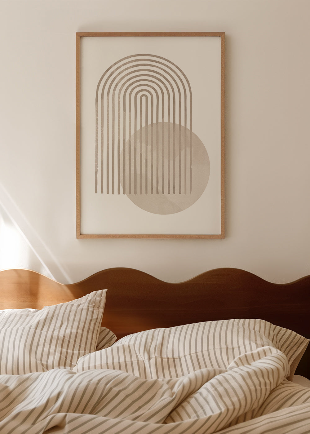 Geometrisk plakat med beige bue og cirkel