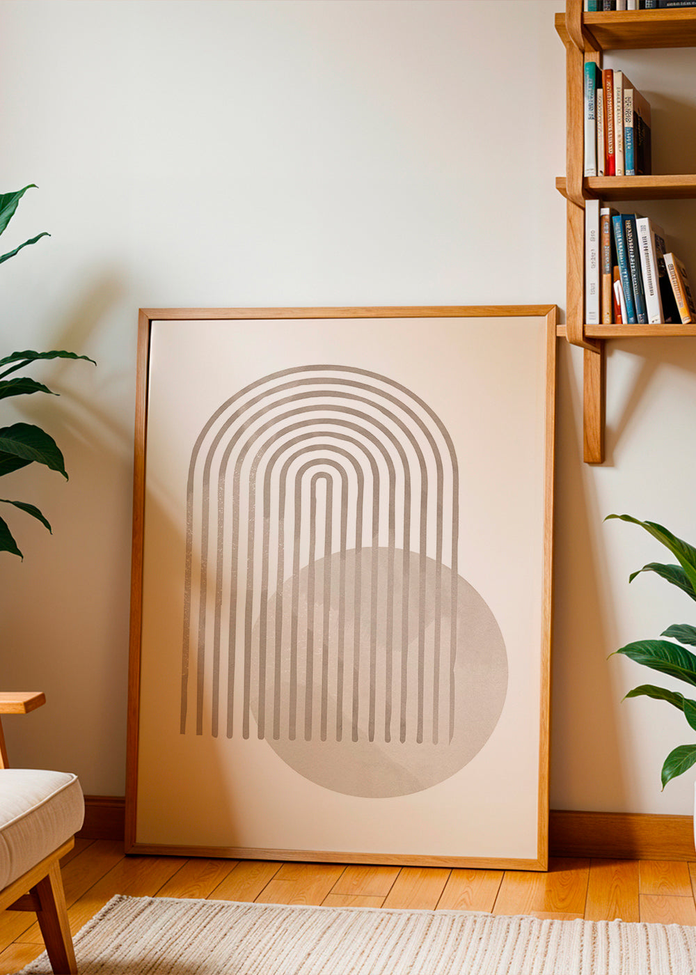 Geometrisk plakat med beige bue og cirkel