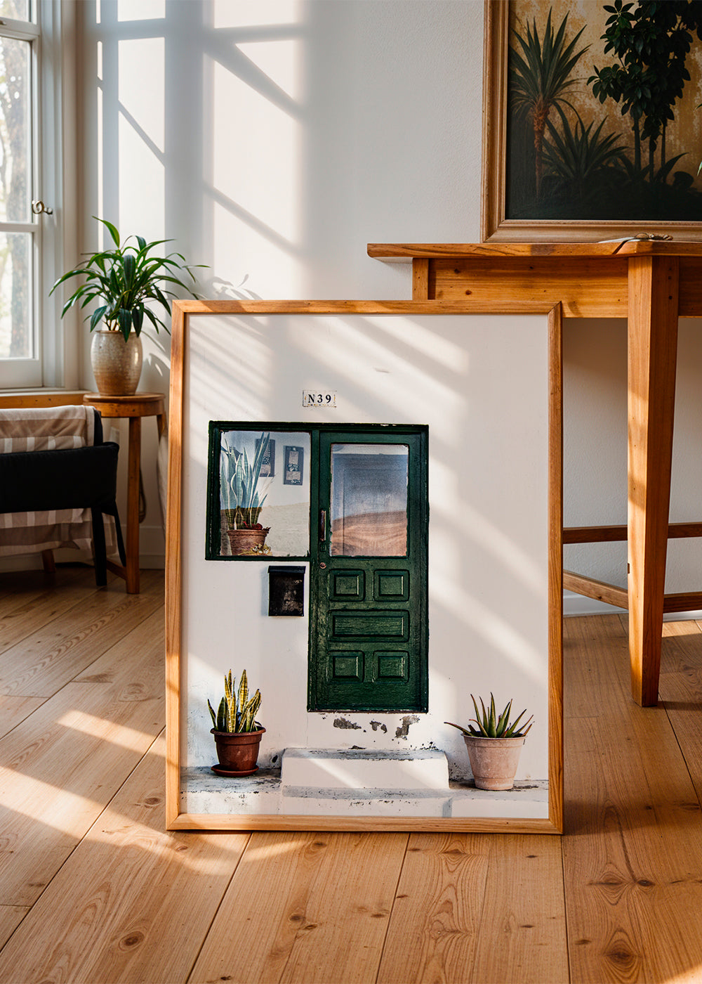Fotografi af grøn dør med potteplanter