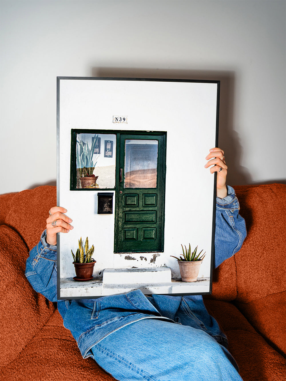 Fotografi af grøn dør med potteplanter