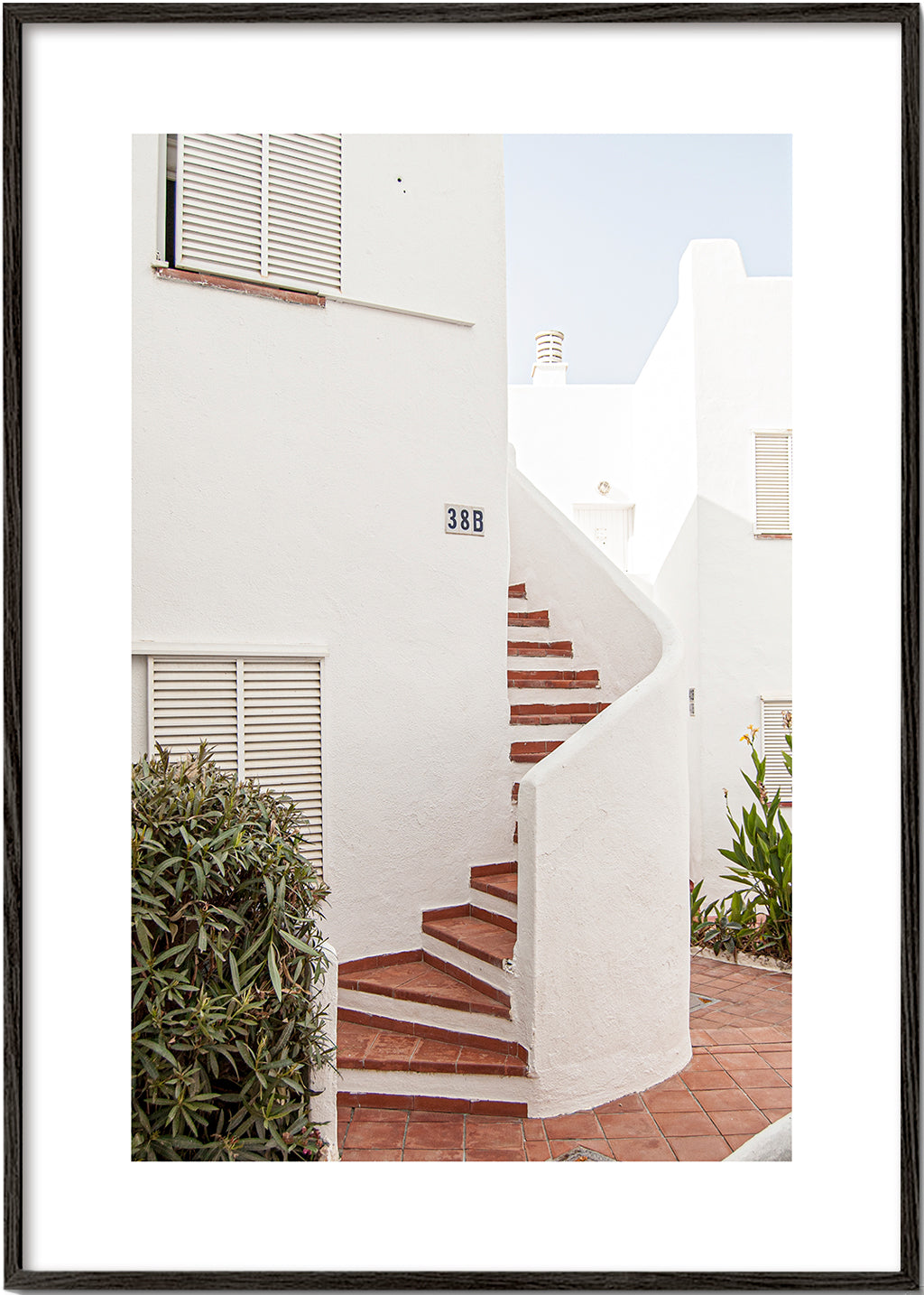 Fotografi af hvid trappe og mediterran patio