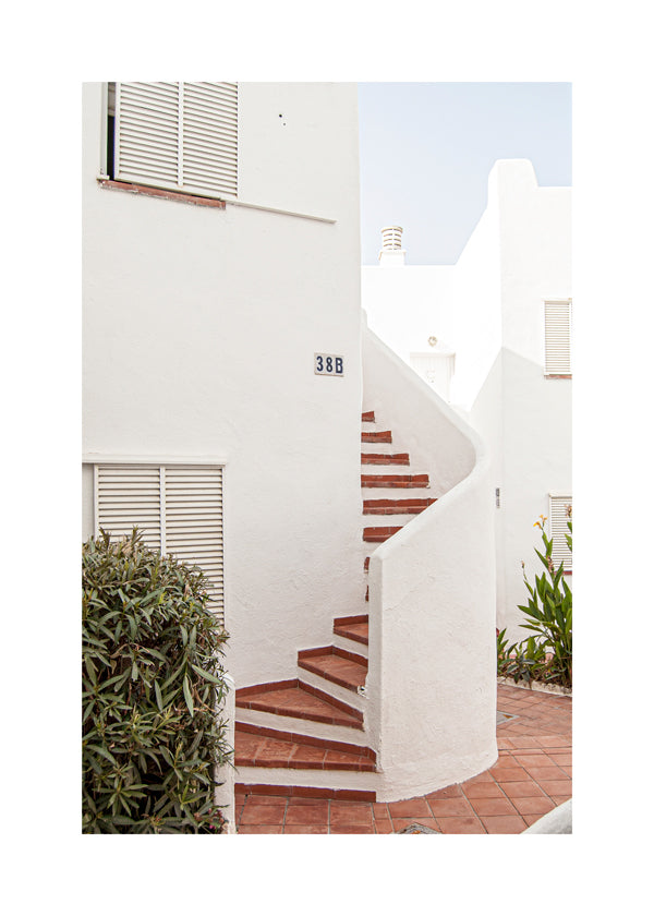 Fotografi af hvid trappe og mediterran patio