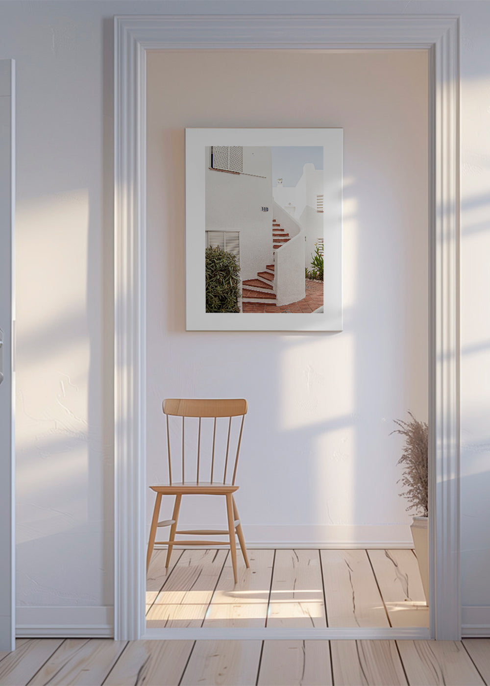 Fotografi af hvid trappe og mediterran patio