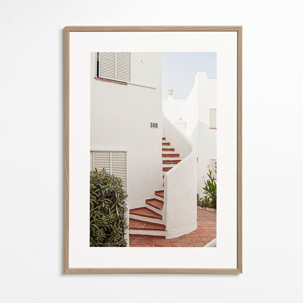 Fotografi af hvid trappe og mediterran patio
