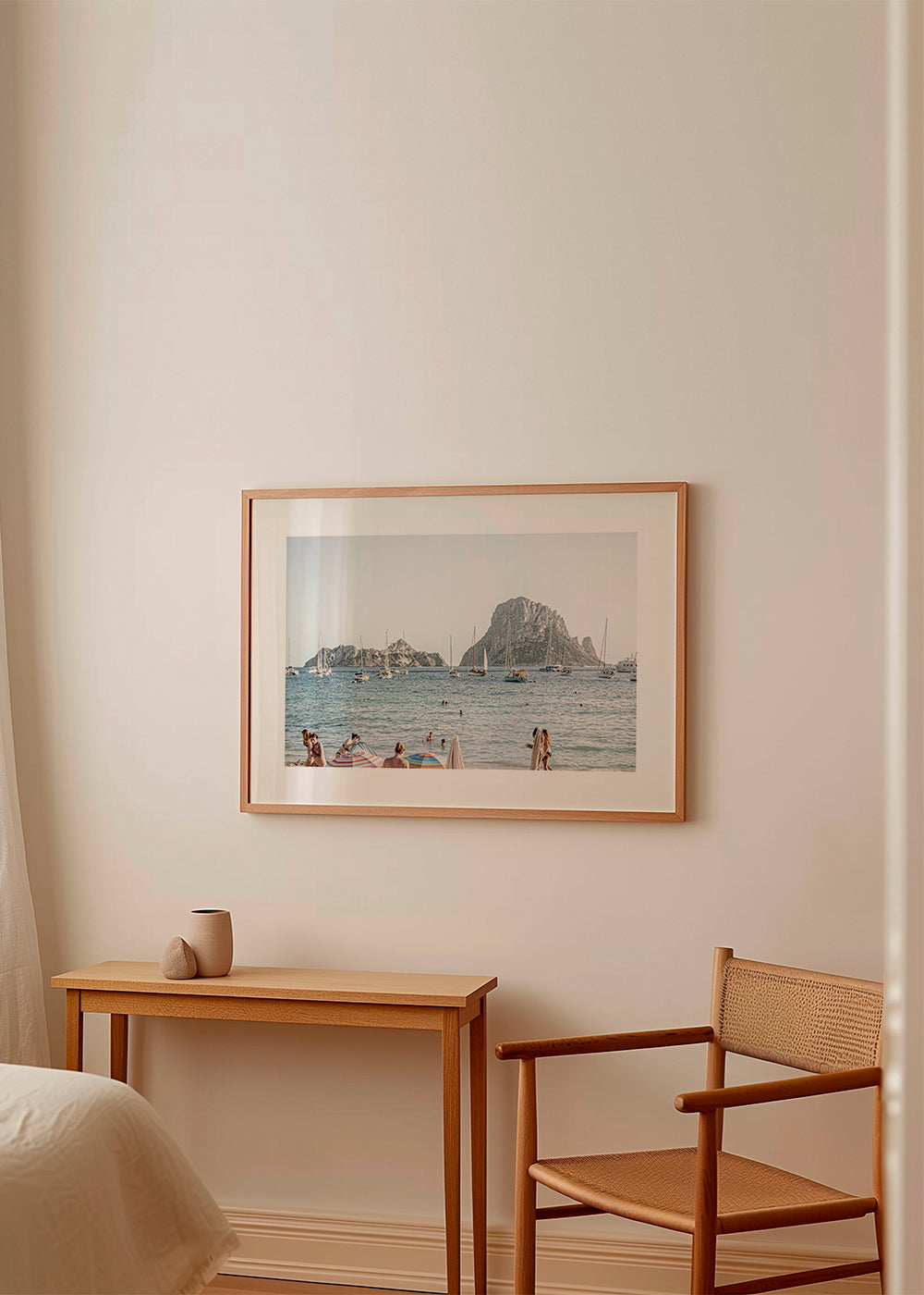 Landskabskunst: strand med ø og sejlbåde