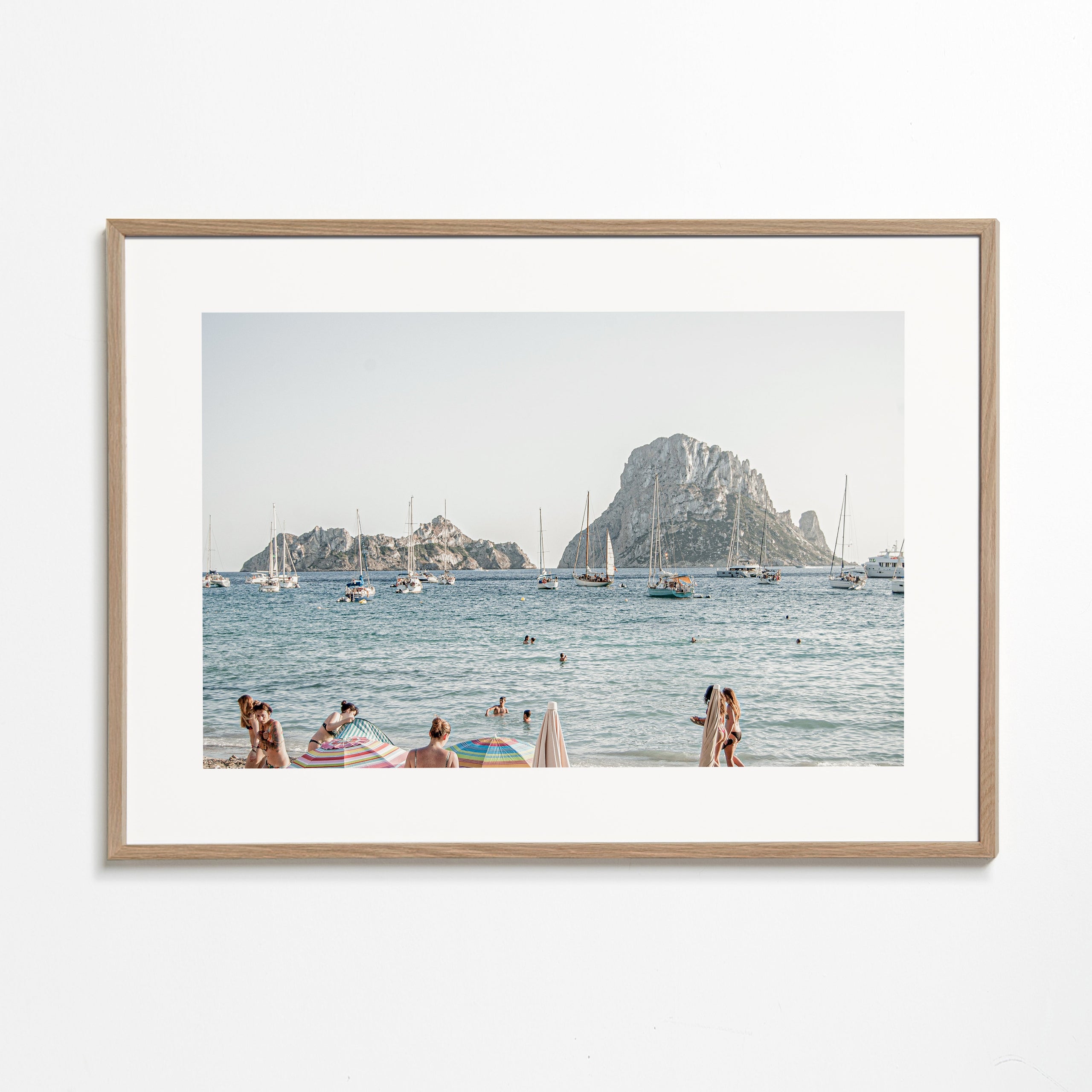 Landskabskunst: strand med ø og sejlbåde