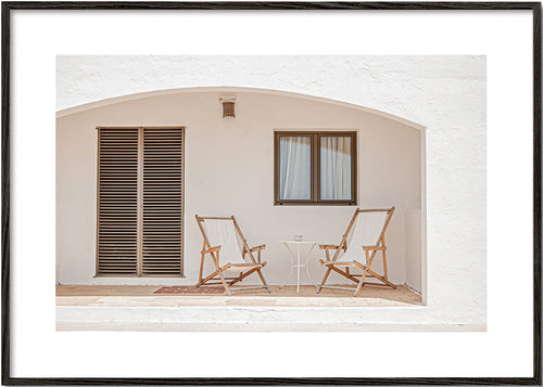 Minimalistisk plakat med terrasse og træstole