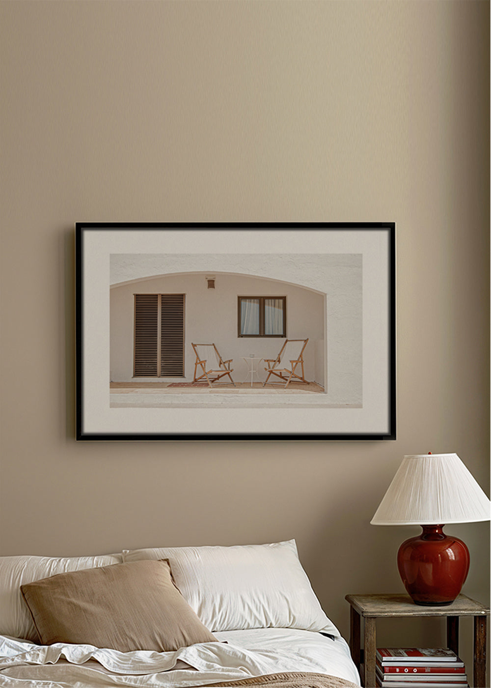 Minimalistisk plakat med terrasse og træstole