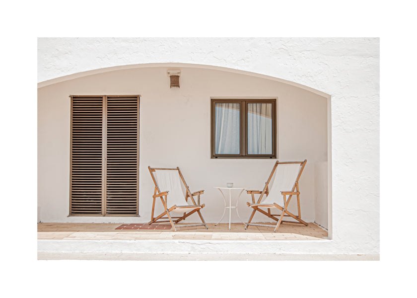 Minimalistisk plakat med terrasse og træstole