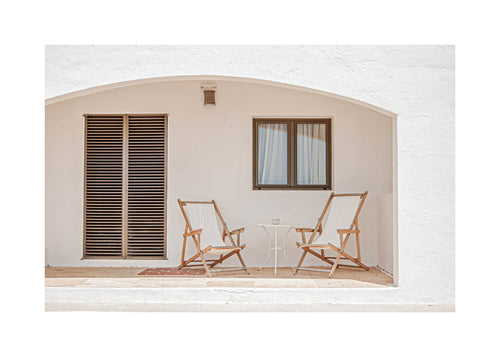 Minimalistisk plakat med terrasse og træstole