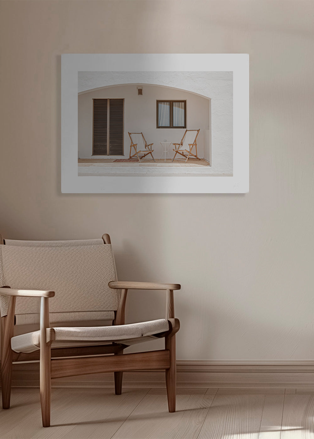 Minimalistisk plakat med terrasse og træstole