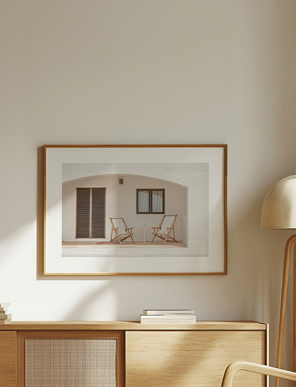 Minimalistisk plakat med terrasse og træstole