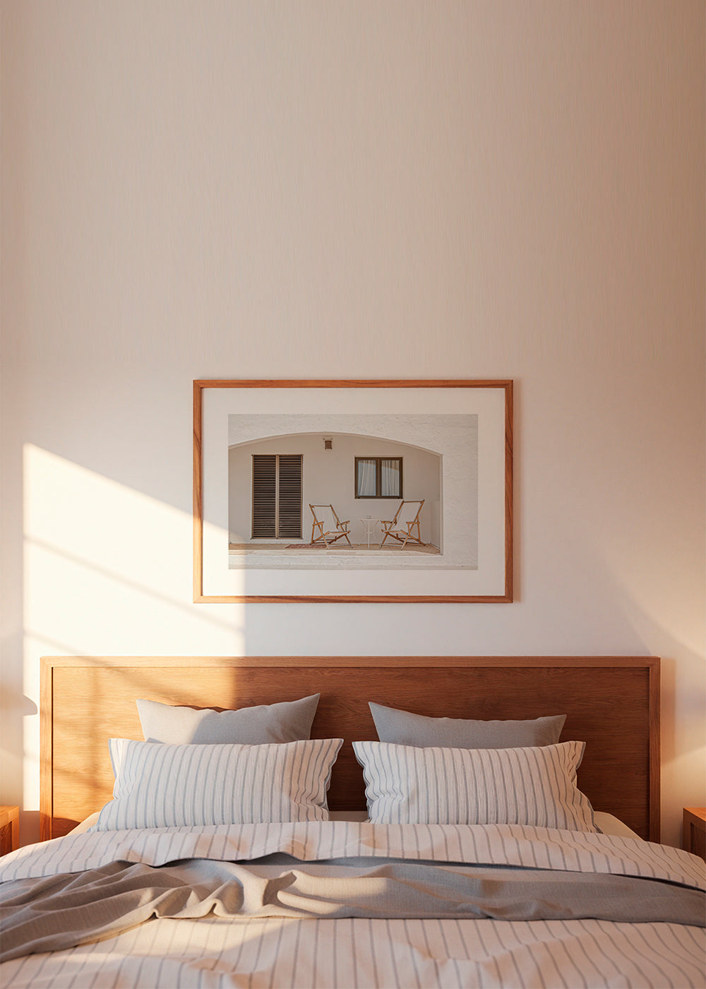 Minimalistisk plakat med terrasse og træstole