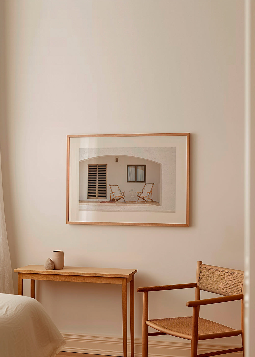 Minimalistisk plakat med terrasse og træstole