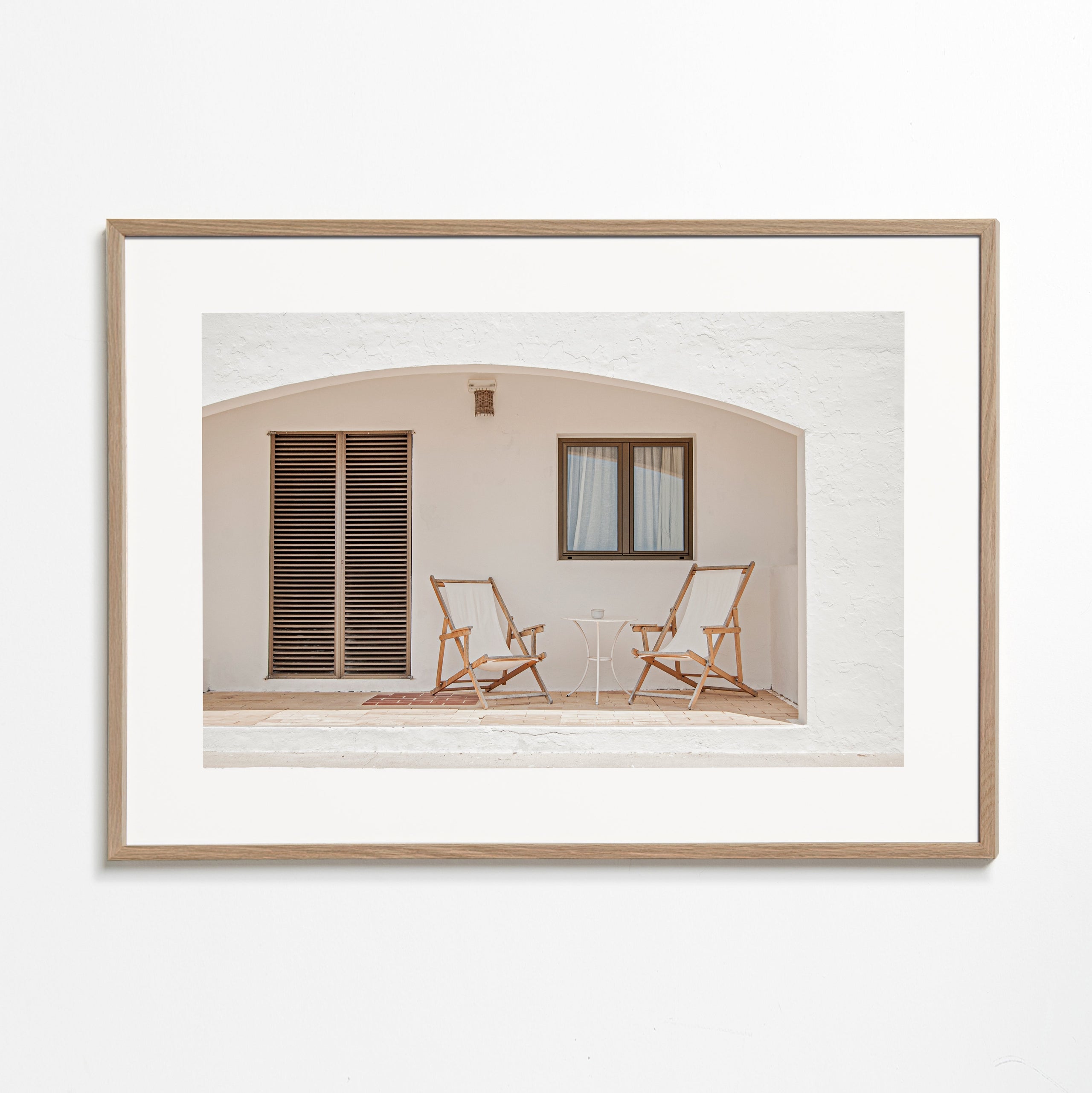 Minimalistisk plakat med terrasse og træstole