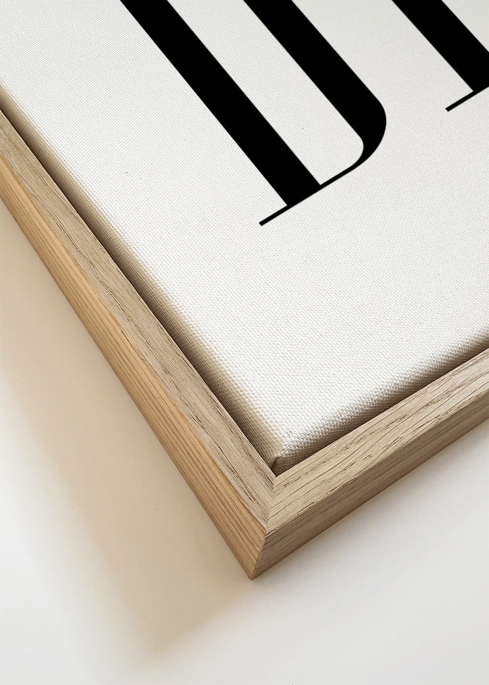 Minimalistisk typografi-plakat med kraftfuld tekst