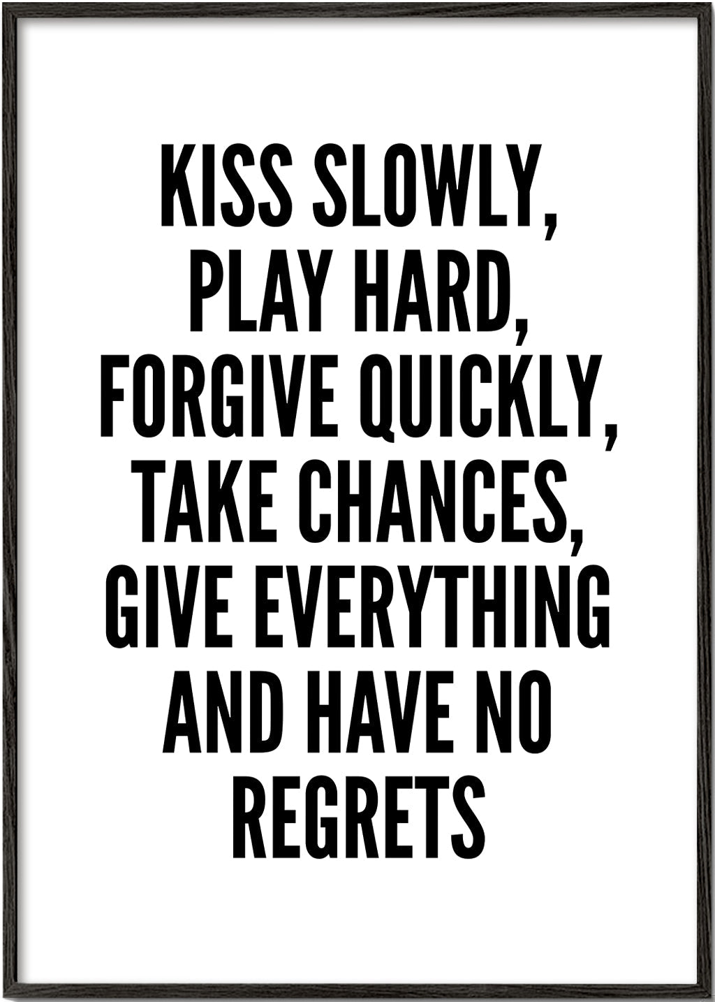 Sort-hvid typografi med lodret motto