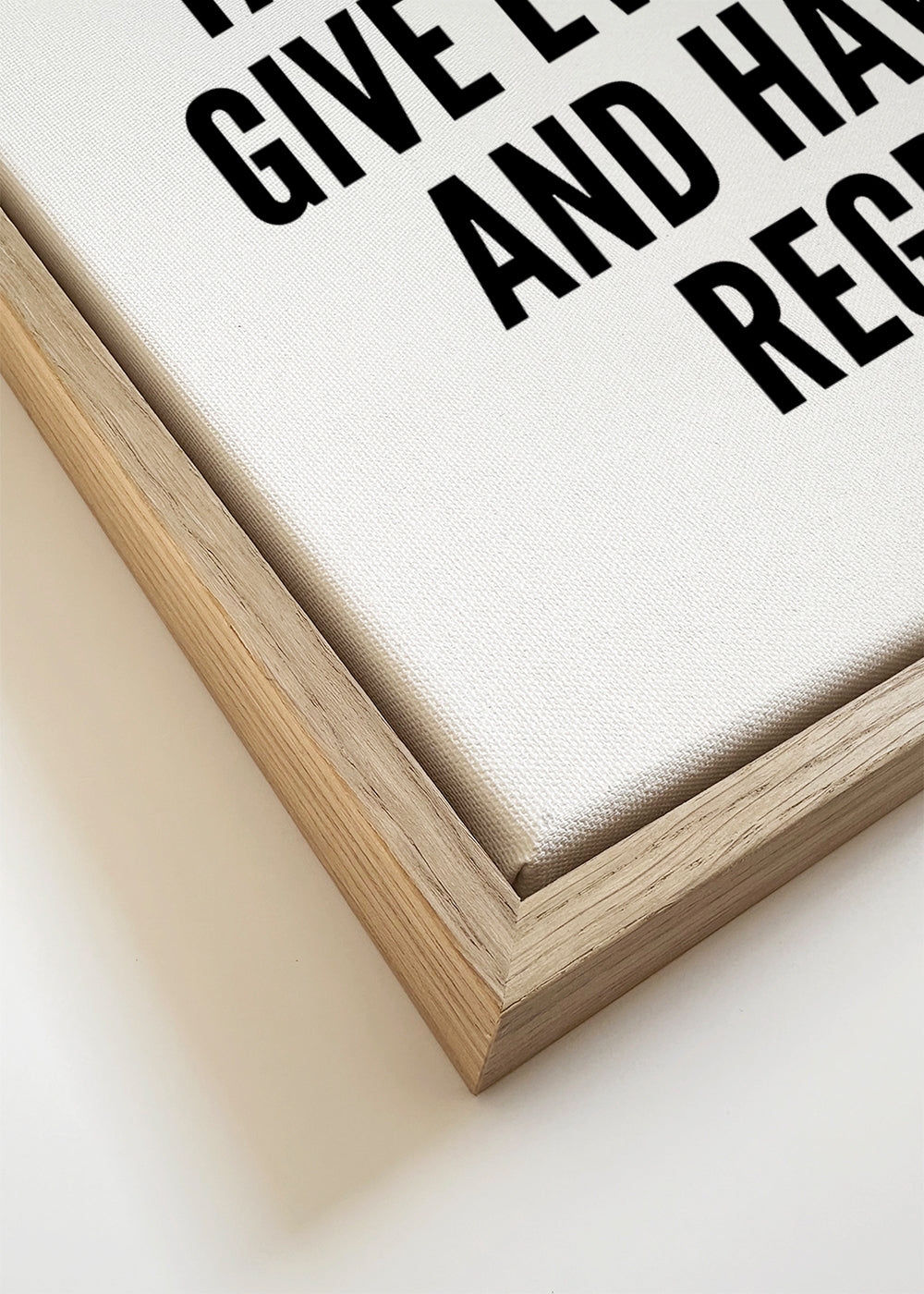 Sort-hvid typografi med lodret motto