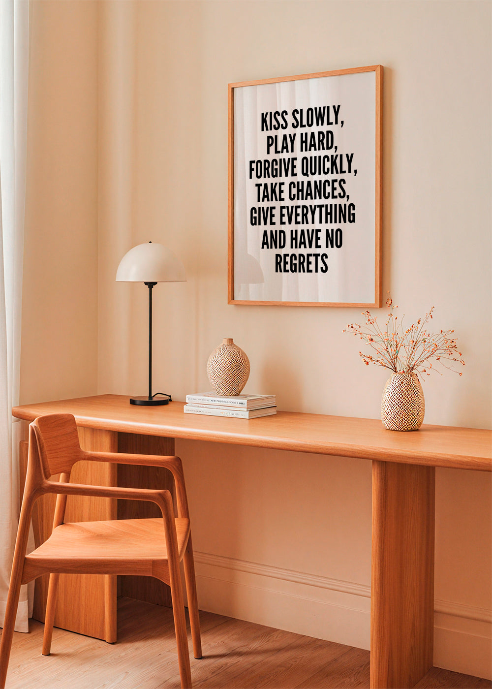 Sort-hvid typografi med lodret motto