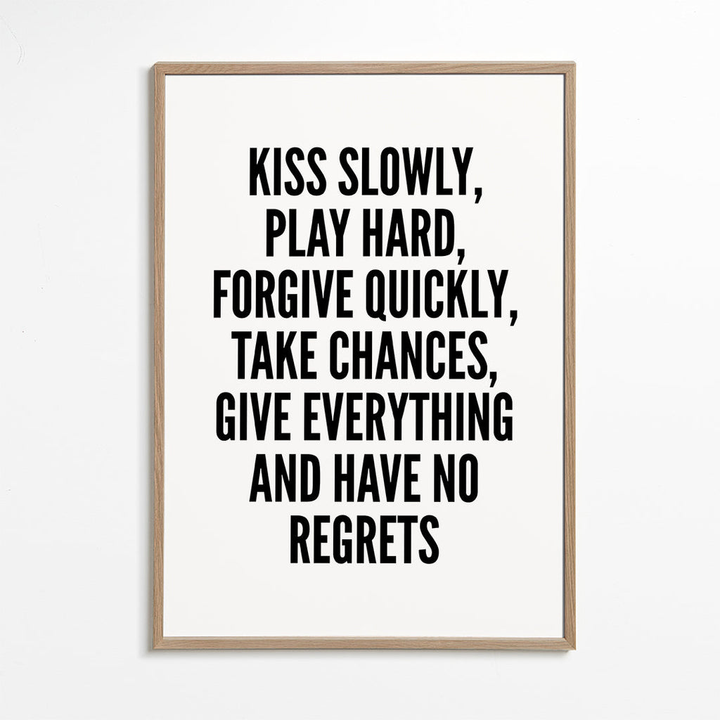 Sort-hvid typografi med lodret motto