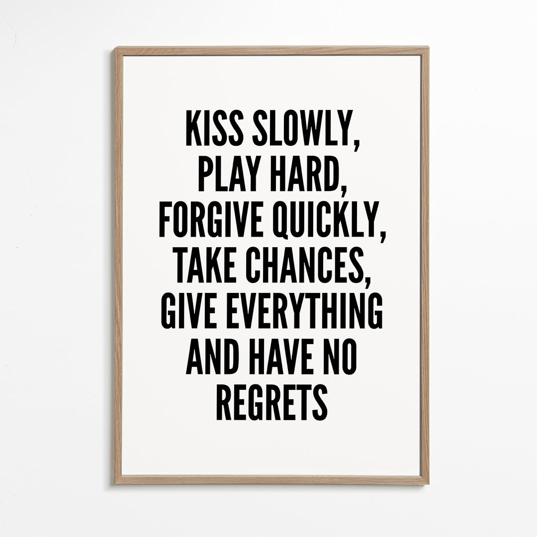 Sort-hvid typografi med lodret motto