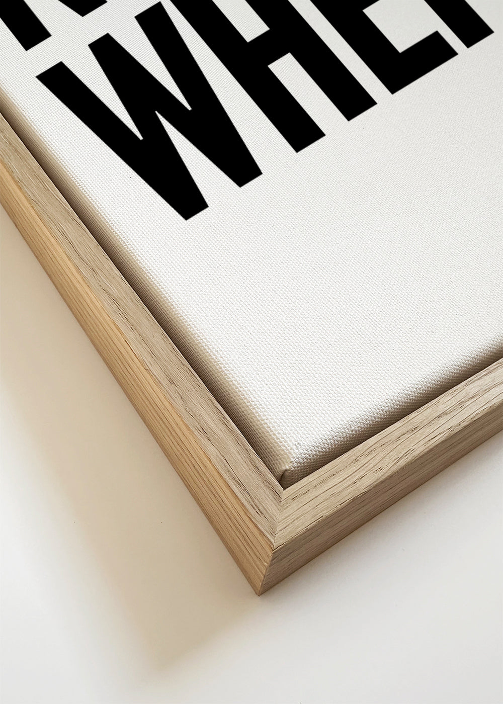 Minimalistisk typografisk plakat med markant slogan