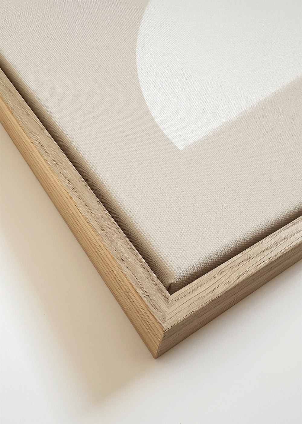 Minimalistisk plakat to hvide former på beige baggrund