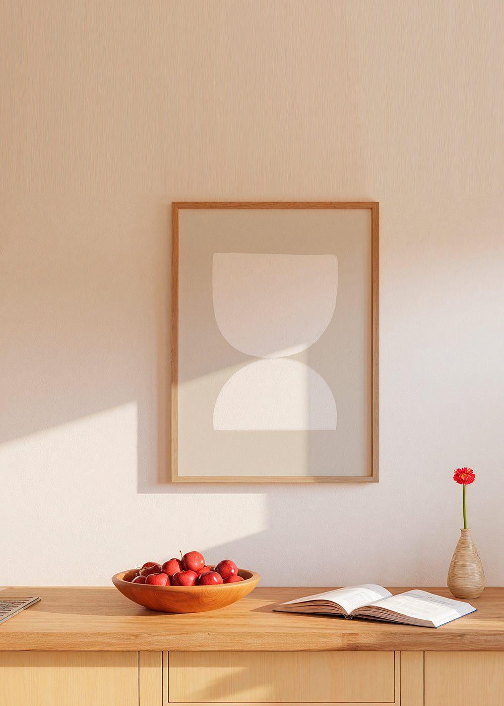 Minimalistisk plakat to hvide former på beige baggrund