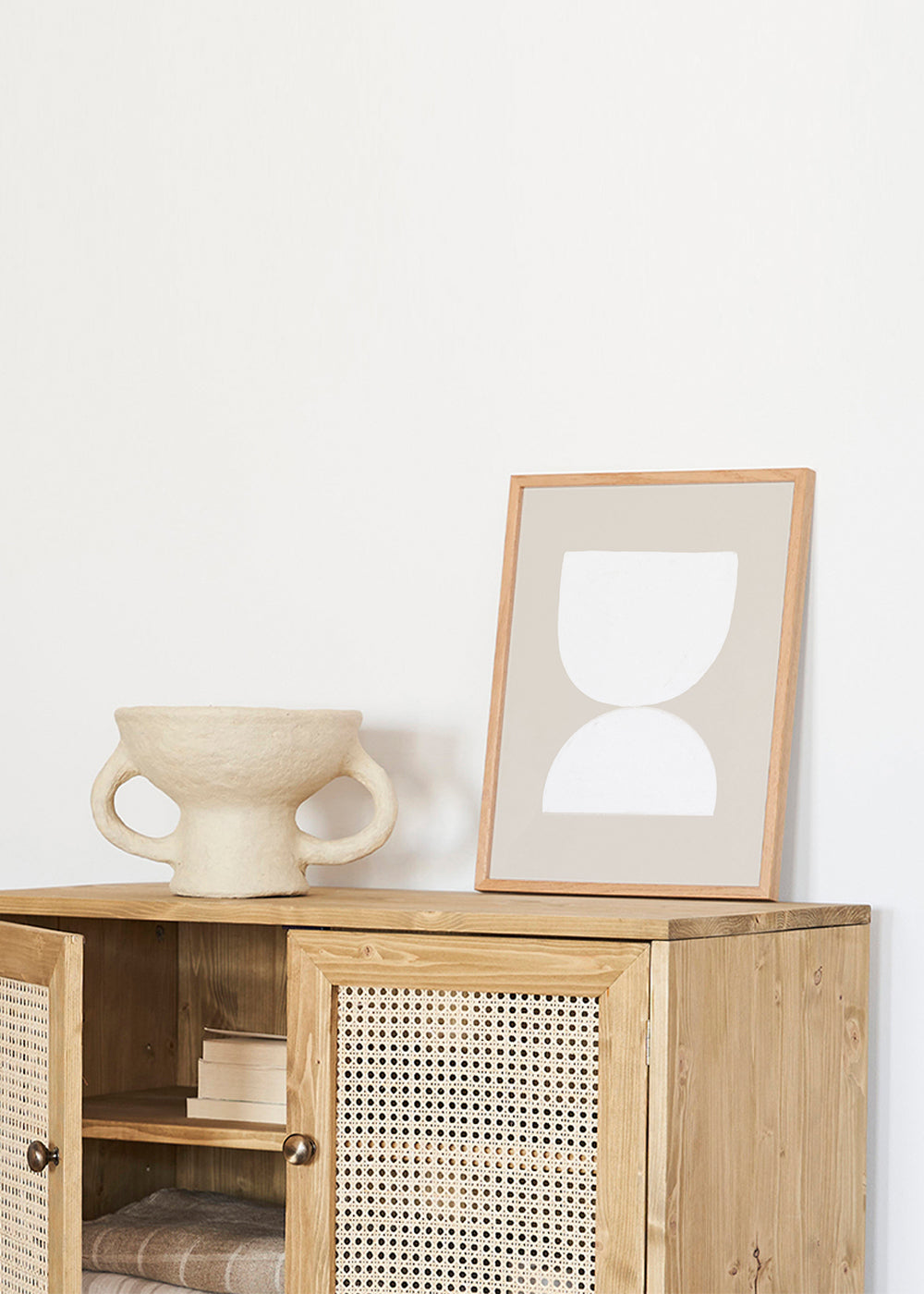 Minimalistisk plakat to hvide former på beige baggrund