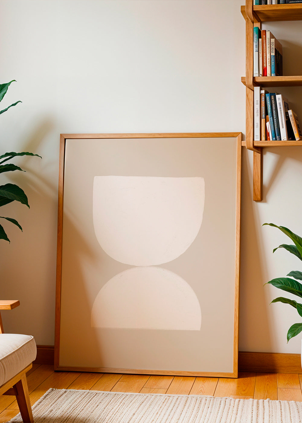 Minimalistisk plakat to hvide former på beige baggrund