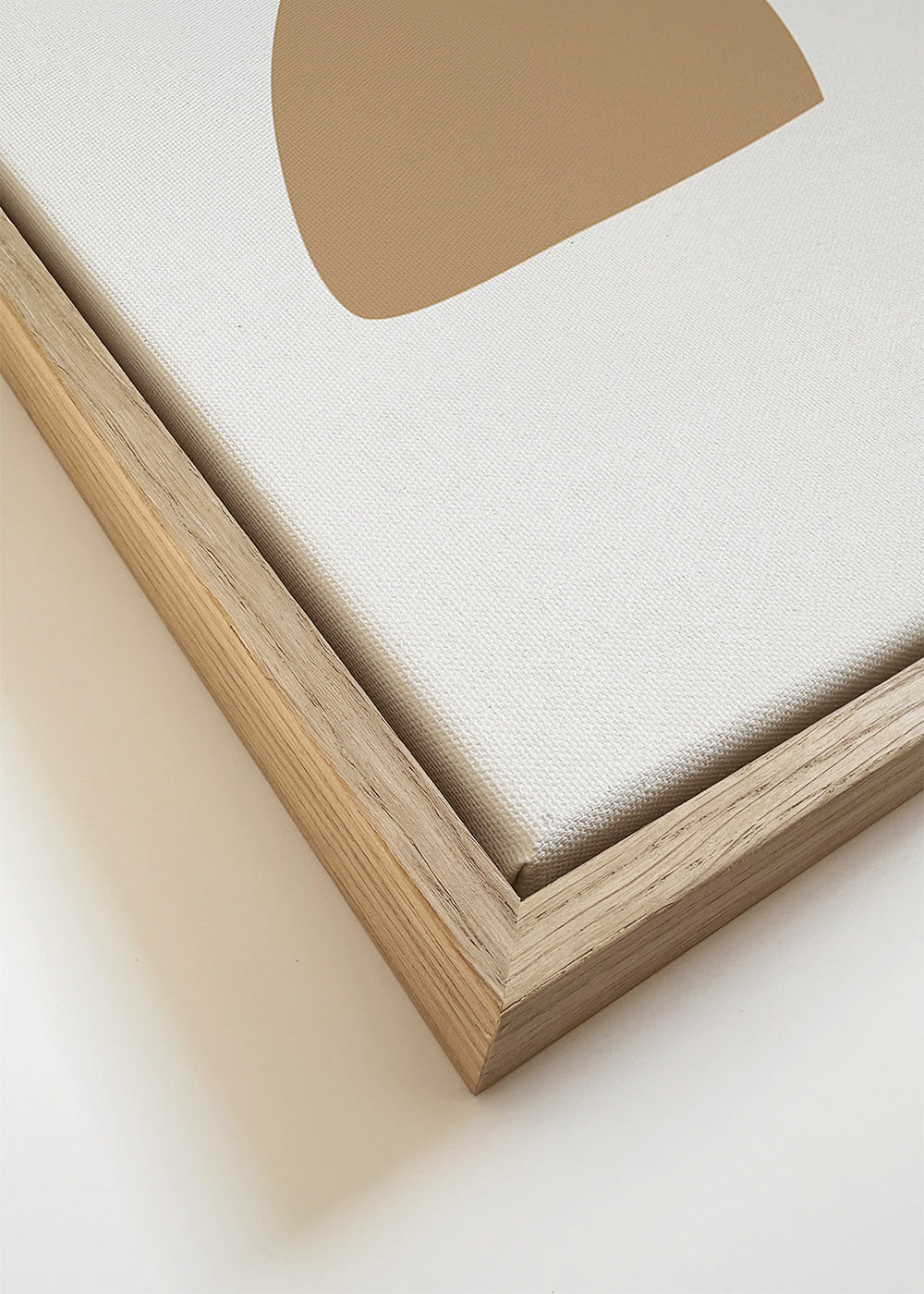 Minimalistisk plakat med organiske beige og terrakotta former
