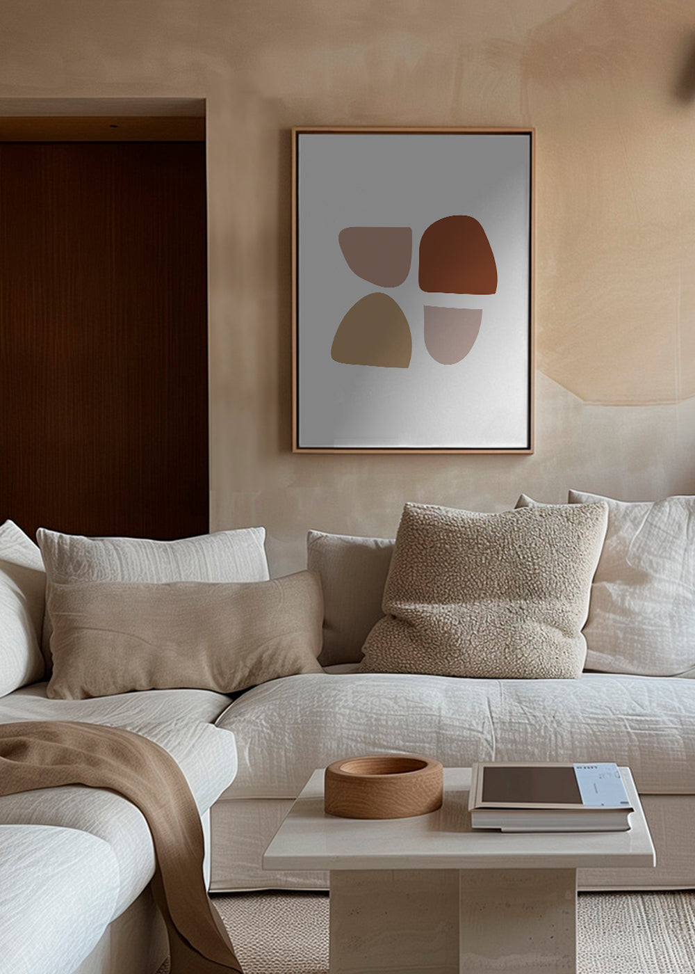 Minimalistisk plakat med organiske beige og terrakotta former