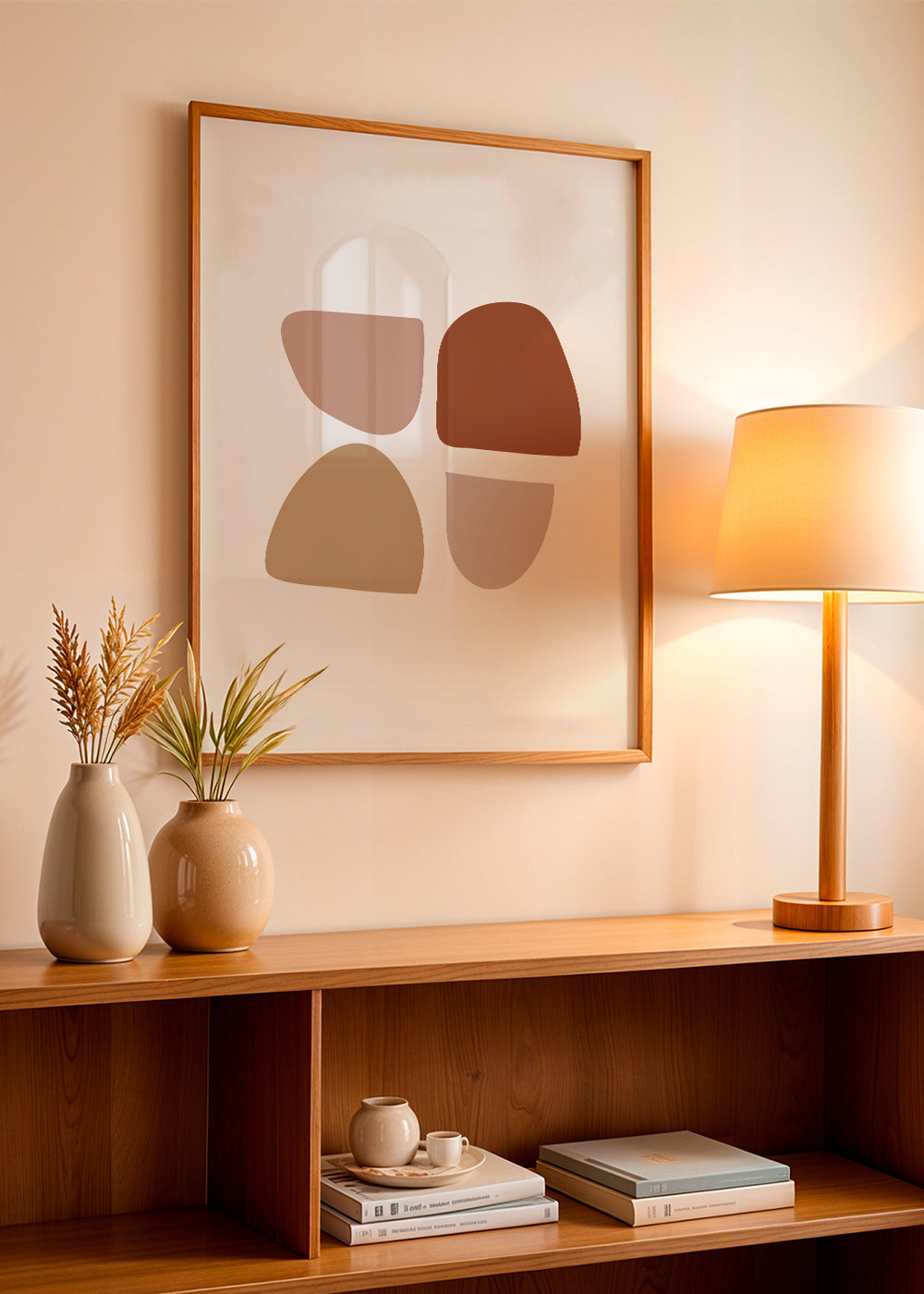Minimalistisk plakat med organiske beige og terrakotta former