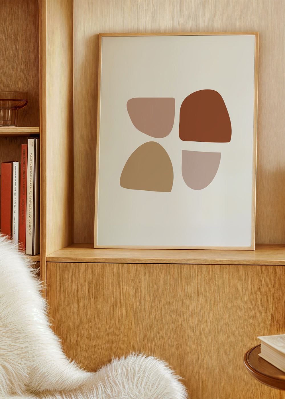 Minimalistisk plakat med organiske beige og terrakotta former