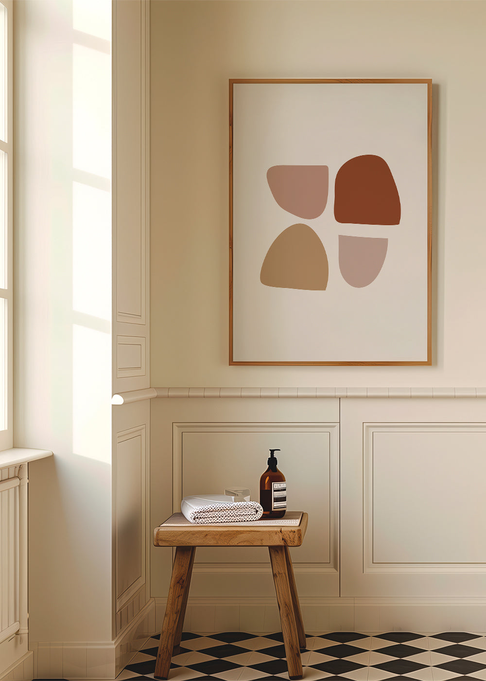 Minimalistisk plakat med organiske beige og terrakotta former