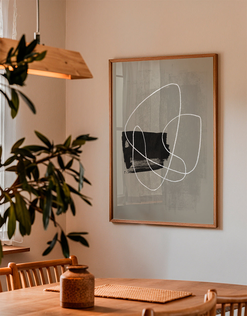 Abstrakt kunst med hvid streg og sort form