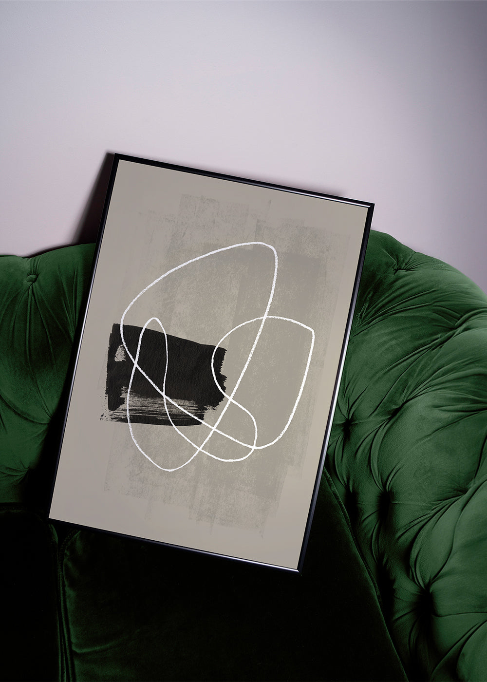 Abstrakt kunst med hvid streg og sort form