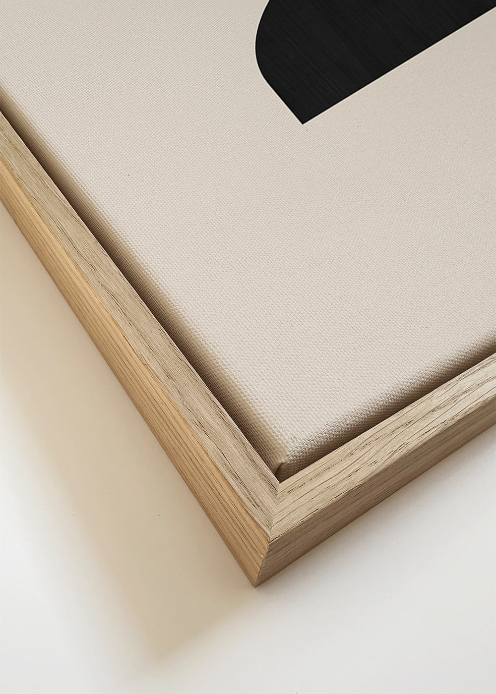 Geometrisk plakat stablet i beige, rust og sort