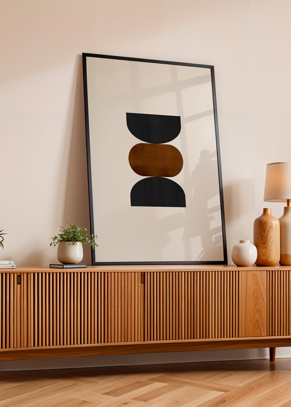 Geometrisk plakat stablet i beige, rust og sort