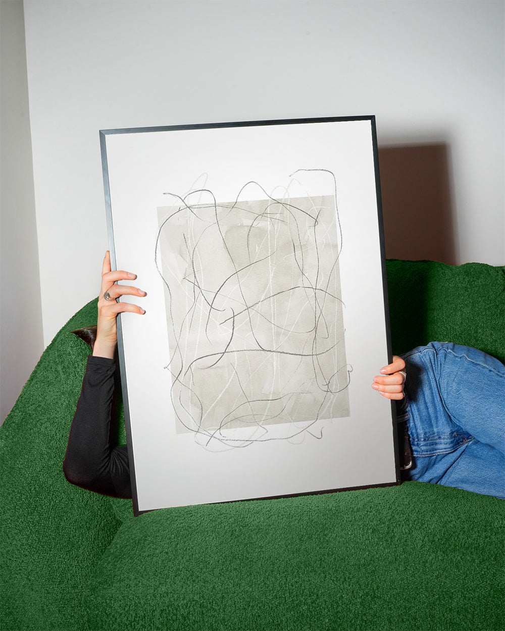 Abstrakt billede med beige blok og grå streger