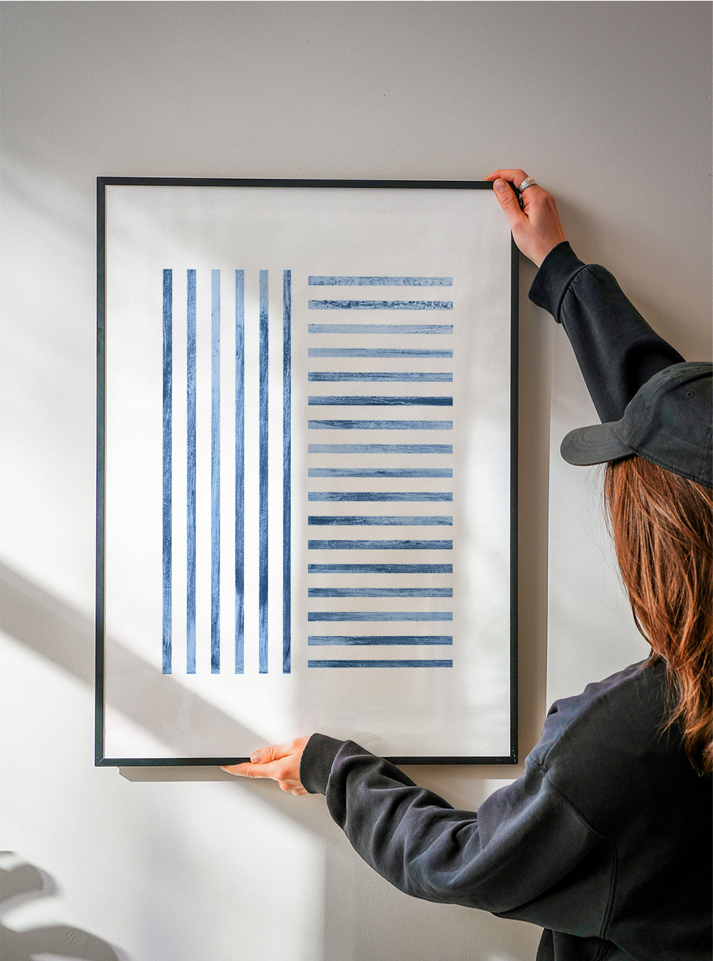 Geometrisk plakat med blå striber