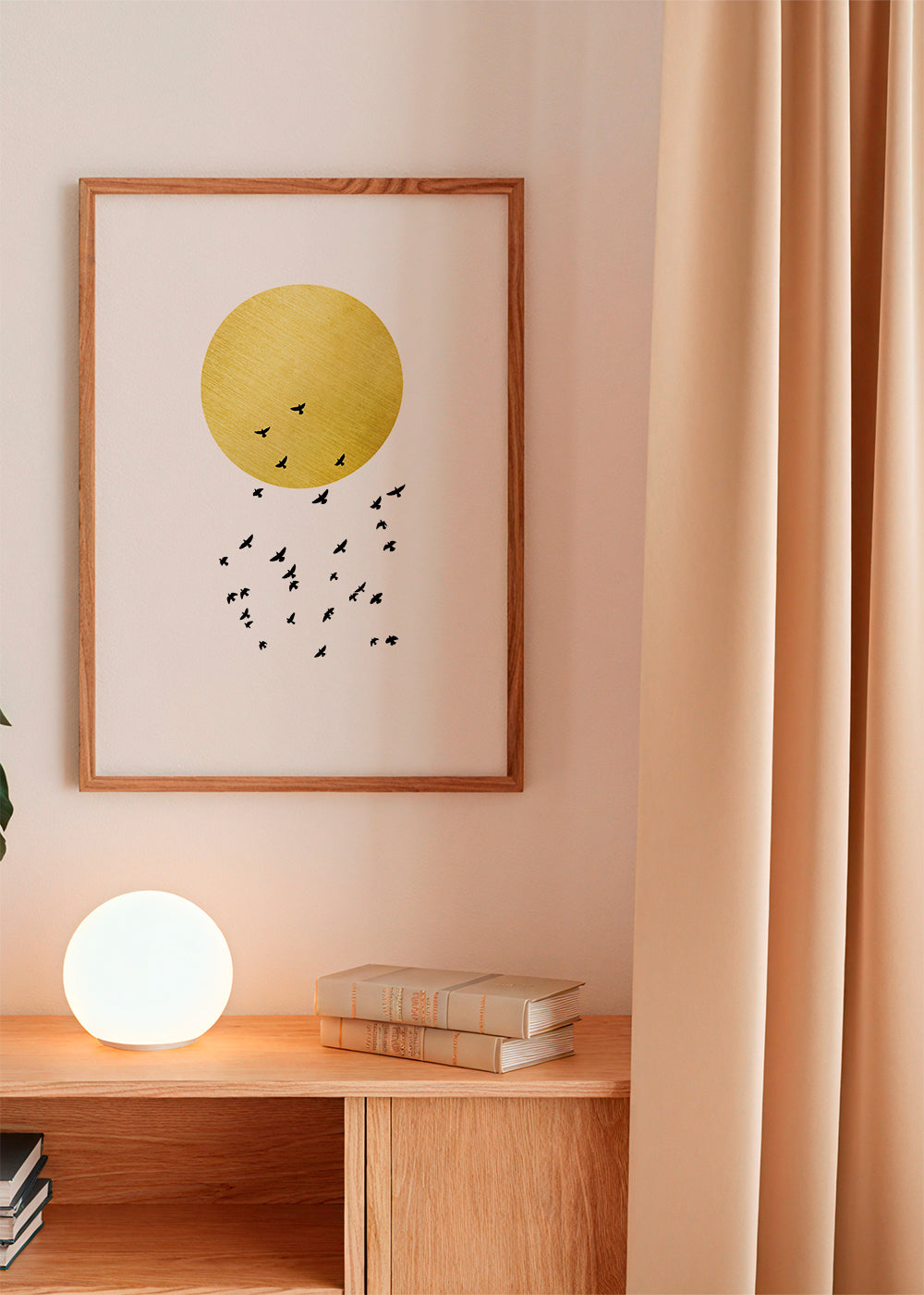 Minimalistisk plakat med gylden sol og flok